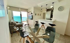 Hermoso Edificio Frente Al Mar Con Gran Terraza Y Hermosas Vistas